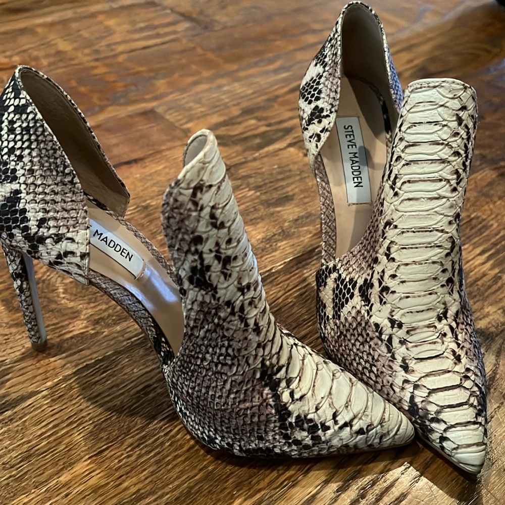 Snake print pumps